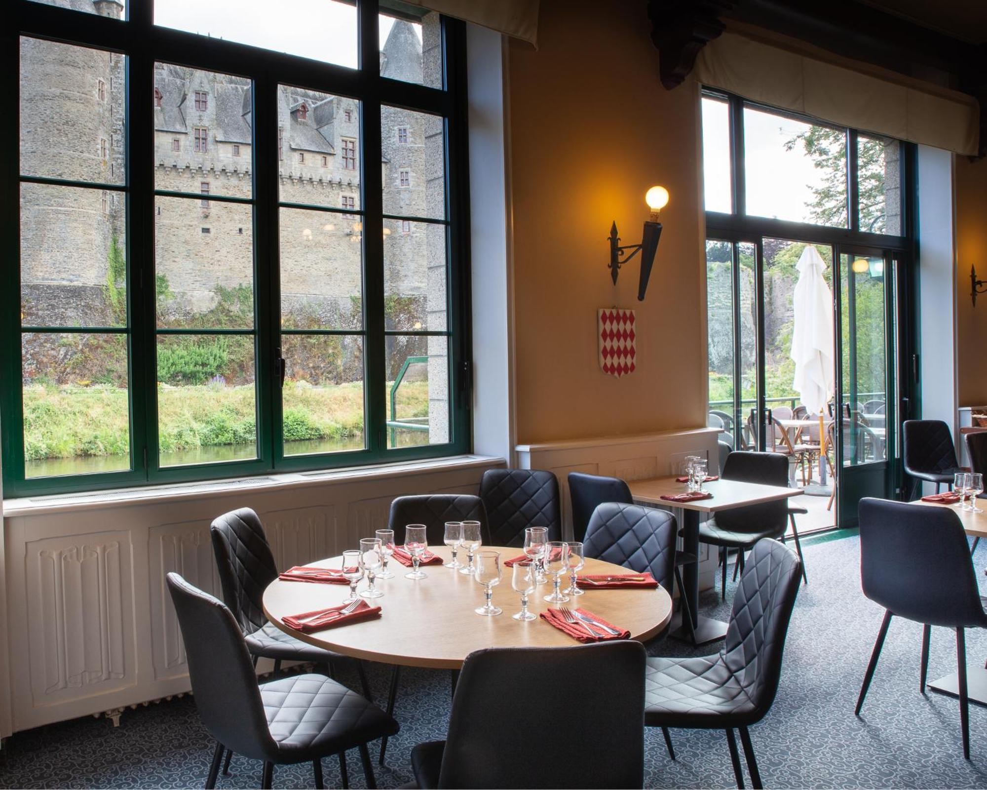 Hotel Restaurant Du Chateau โฌสแล็ง ภายนอก รูปภาพ
